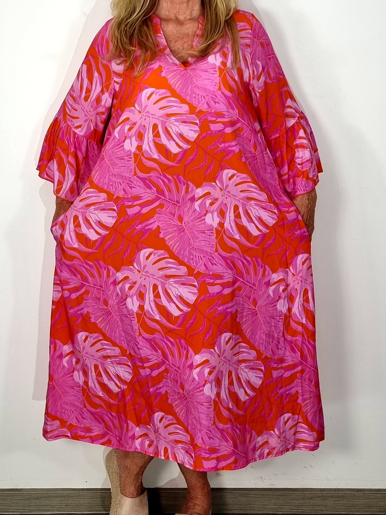 Maxikleid mit tropischem Blätterprint – Farbenfroh & sommerlich