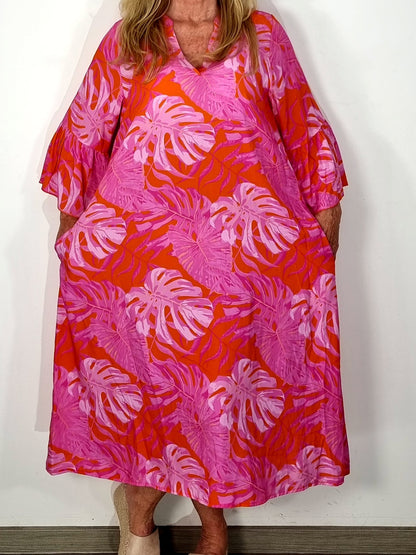 Maxikleid mit tropischem Blätterprint – Farbenfroh & sommerlich