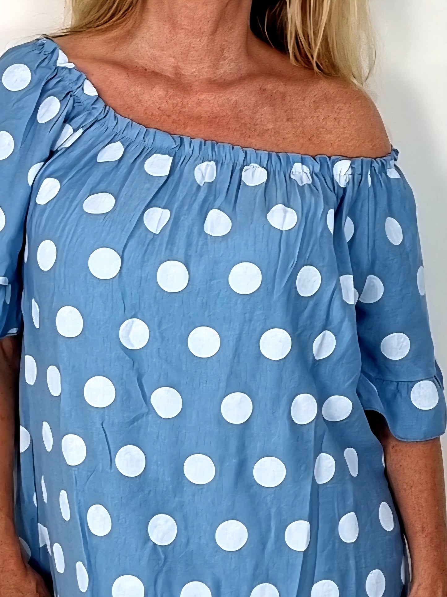 Punktekleid mit Volants – Verspielt, luftig & sommerlich