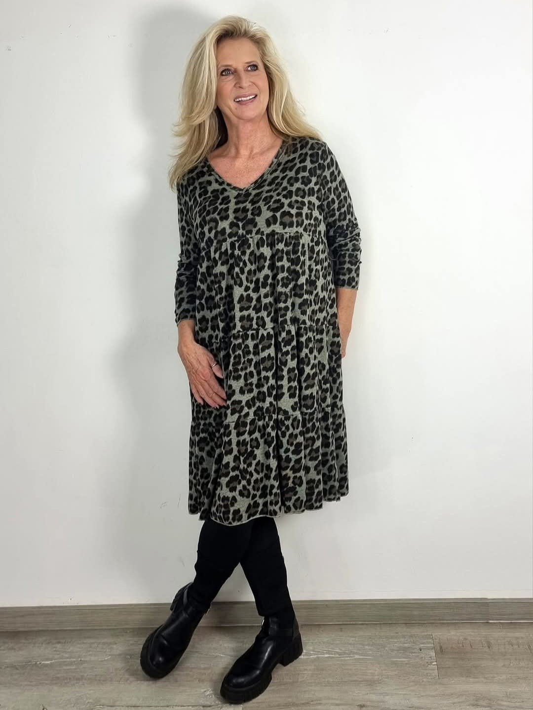 Leokleid mit V-Ausschnitt – wild, super bequem 🐆✨