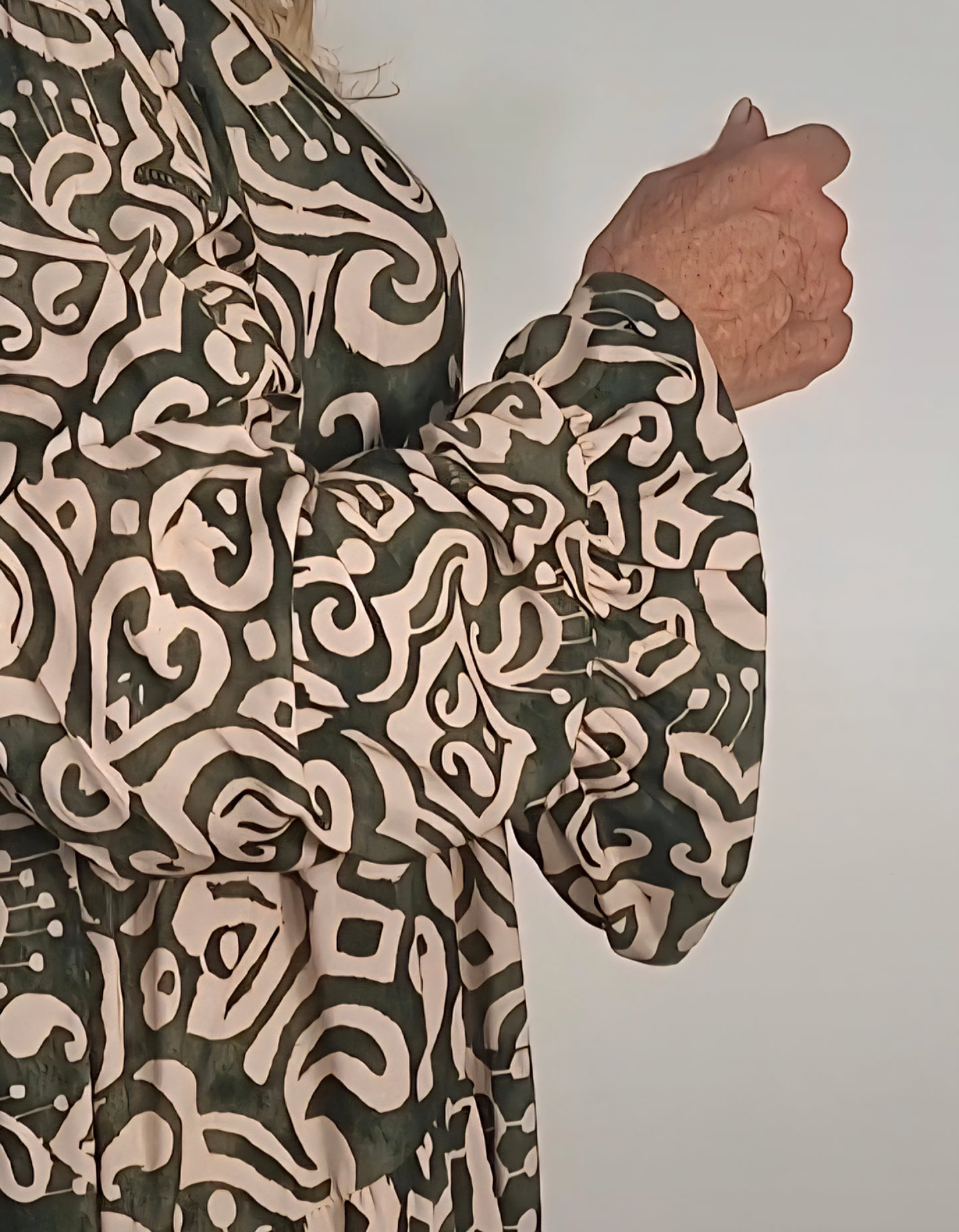 Kleid mit grafischem Muster – Olive & Creme