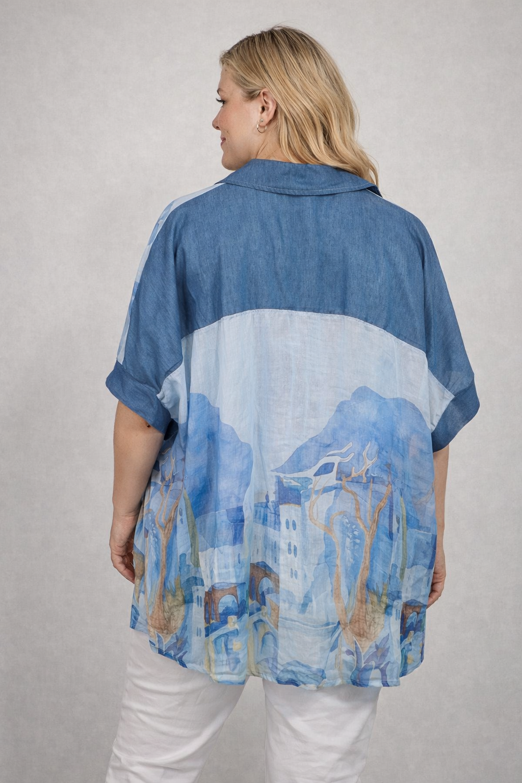 Leichte Bluse mit künstlerischem Print – luftig & stilvoll